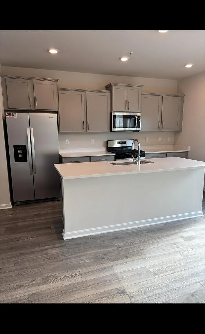 4 bed, 3.5 bath, 2280 sqft, $3,300 — Photo 2