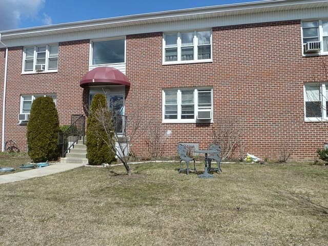 1st image of 5 Arlington St APT 1B