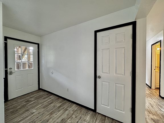 5th image of 8178 Threadneedle St #B