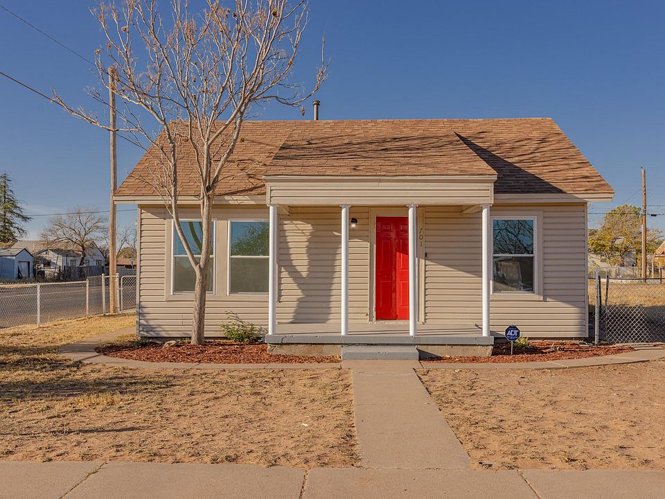 Front yard and entrance.