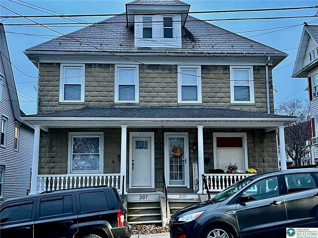 3 bed, 1.5 bath, 1248 sqft, $1,800 — Photo 1