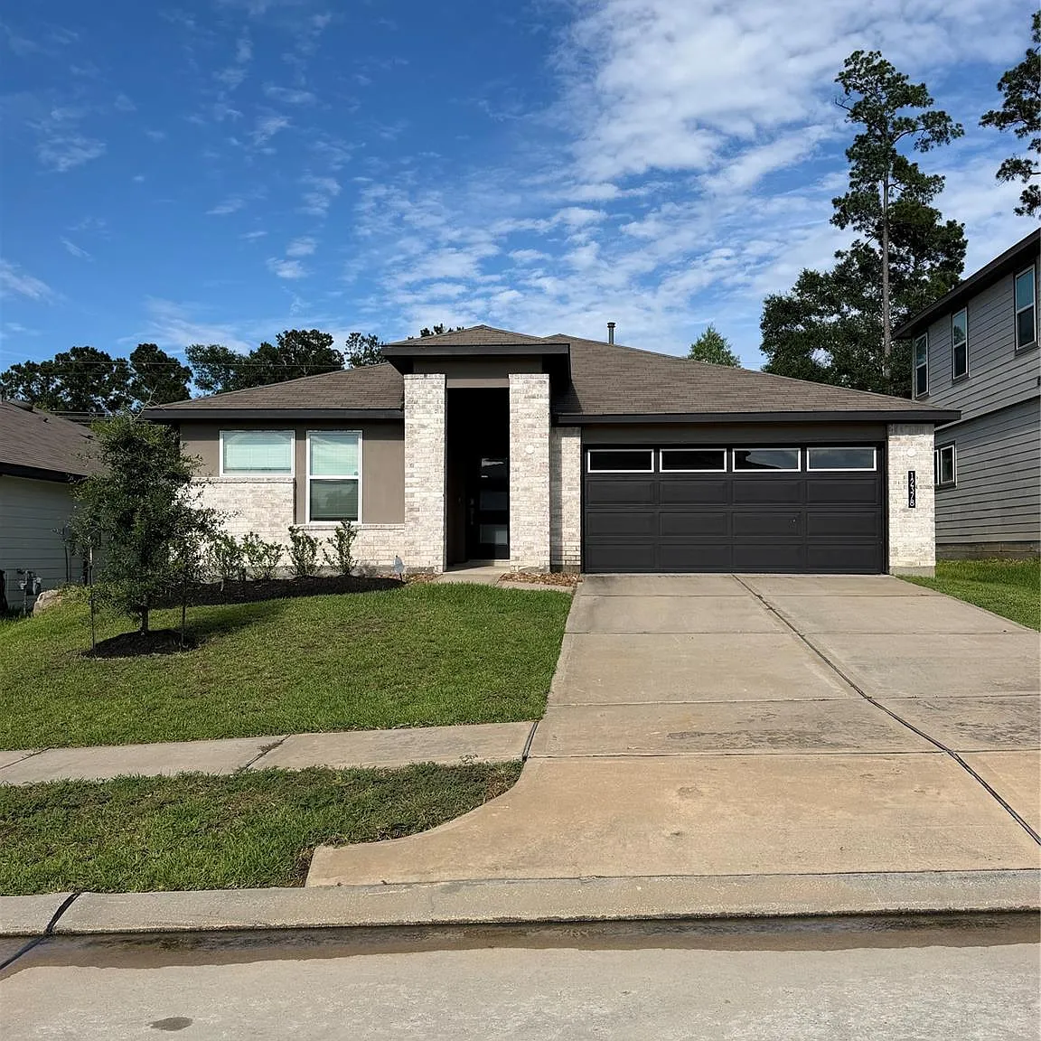 4 bed, 6.0 bath, 2021 sqft, $2,299 — Photo 2