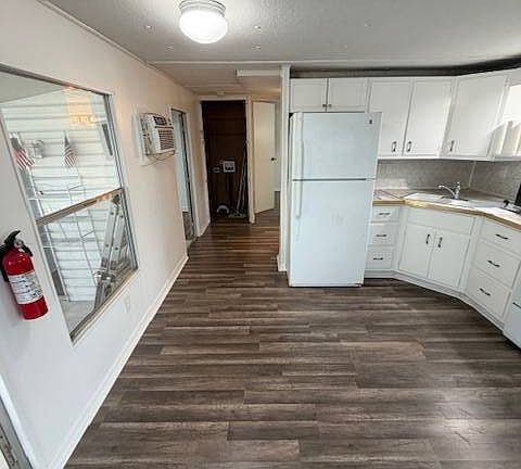 5th image of 1011 Maple Ave #61