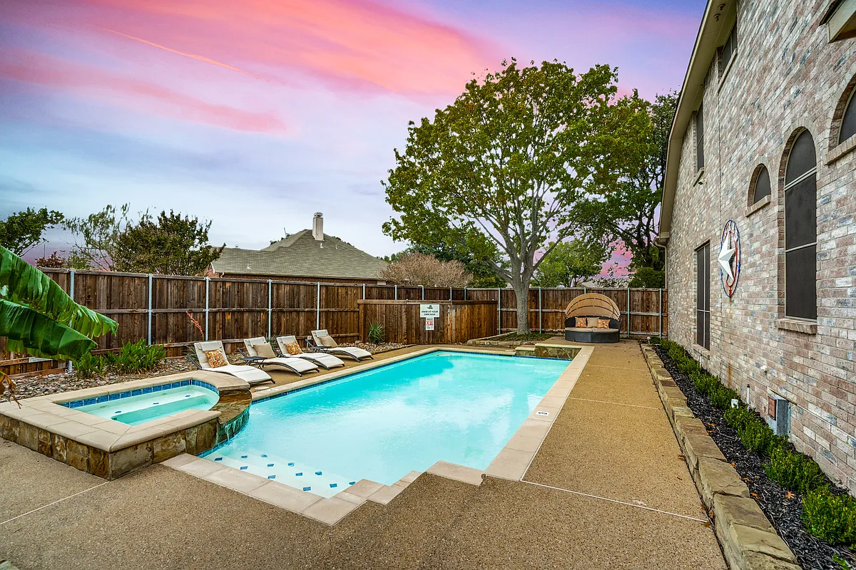 Building Photo - Golden Pond Dr