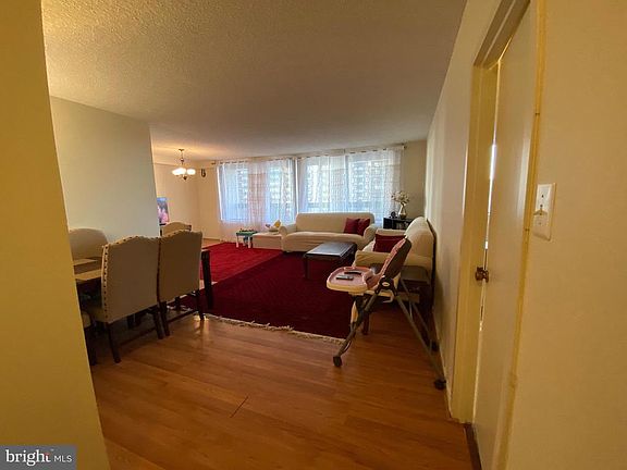 5th image of 3701 S George Mason Dr Unit 704N