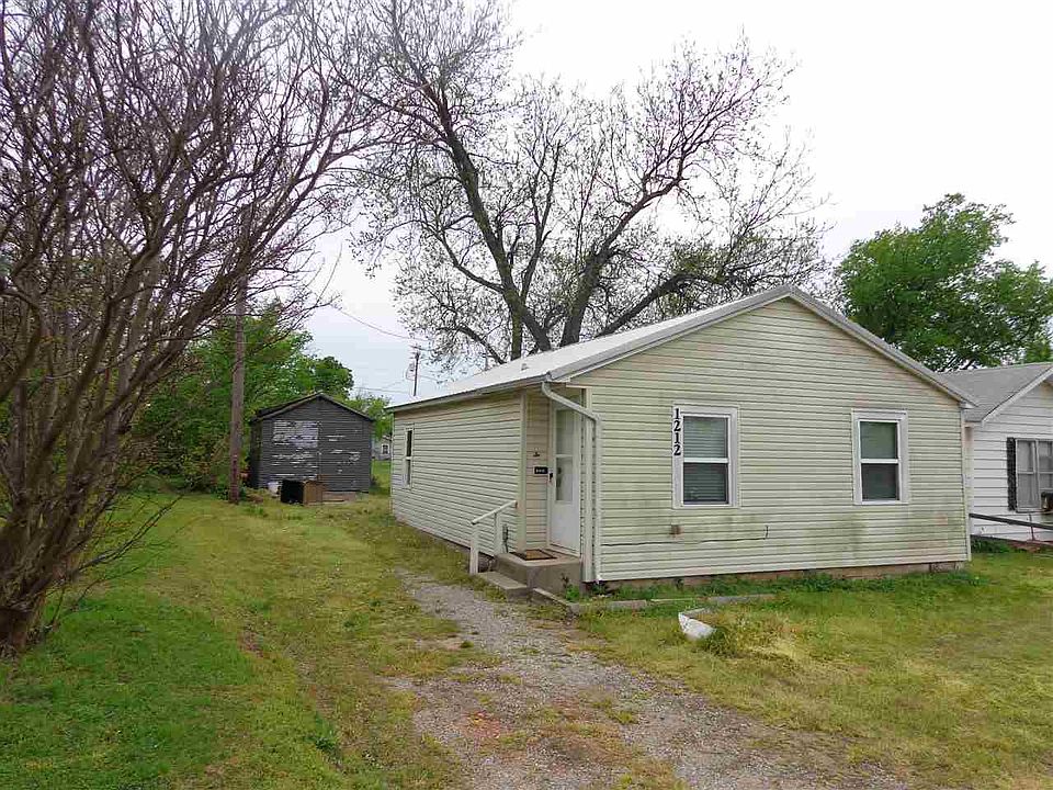 2nd image of 1212 W Pecan Ave