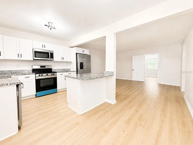 1353 Lakeview Rd — Photo 1