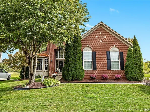 27819 E Mockingbird Dr, Flat Rock, MI 48134