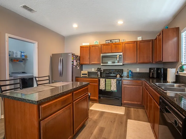 2527 Eisner Dr — Photo 2