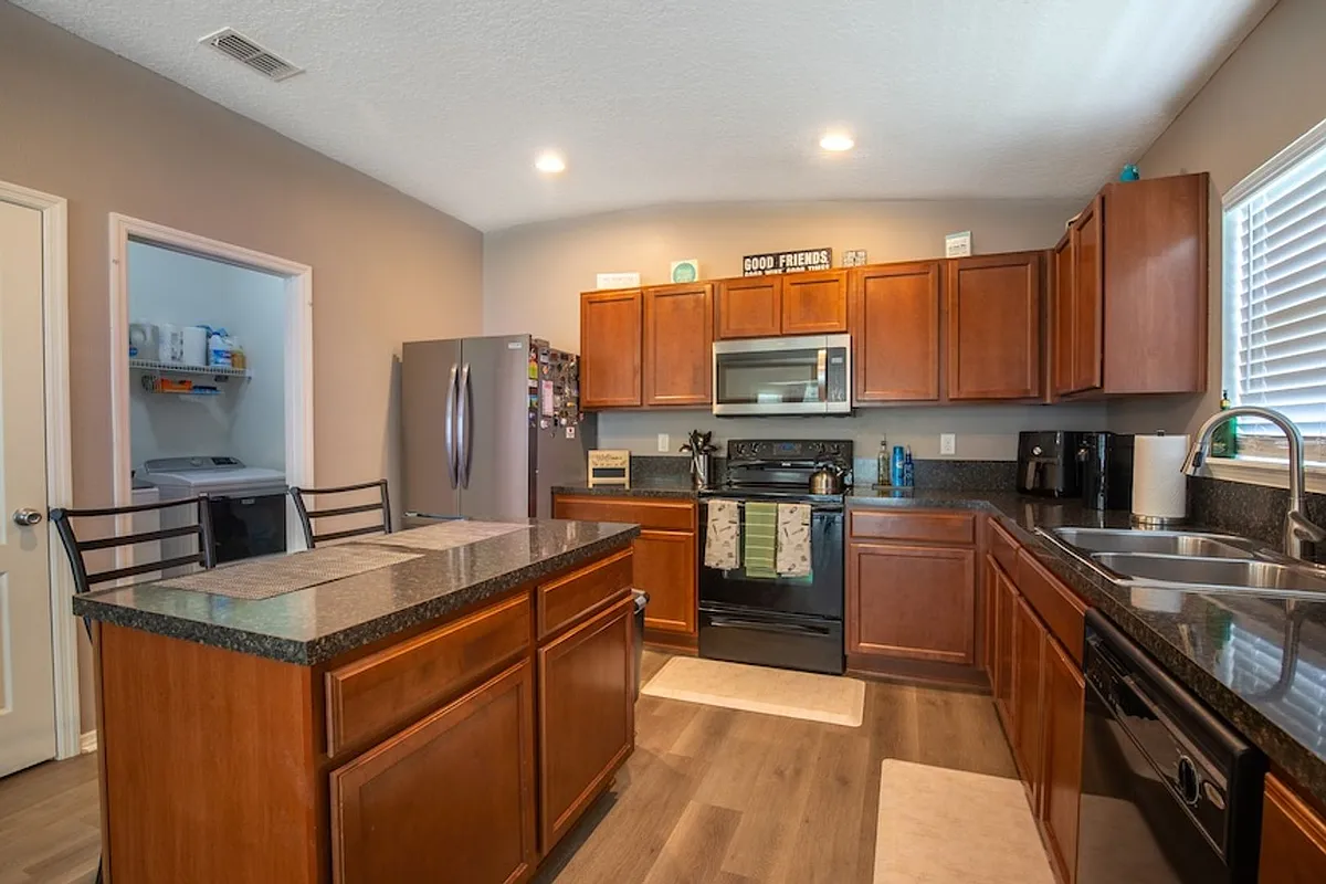 Building Photo - 2527 Eisner Dr