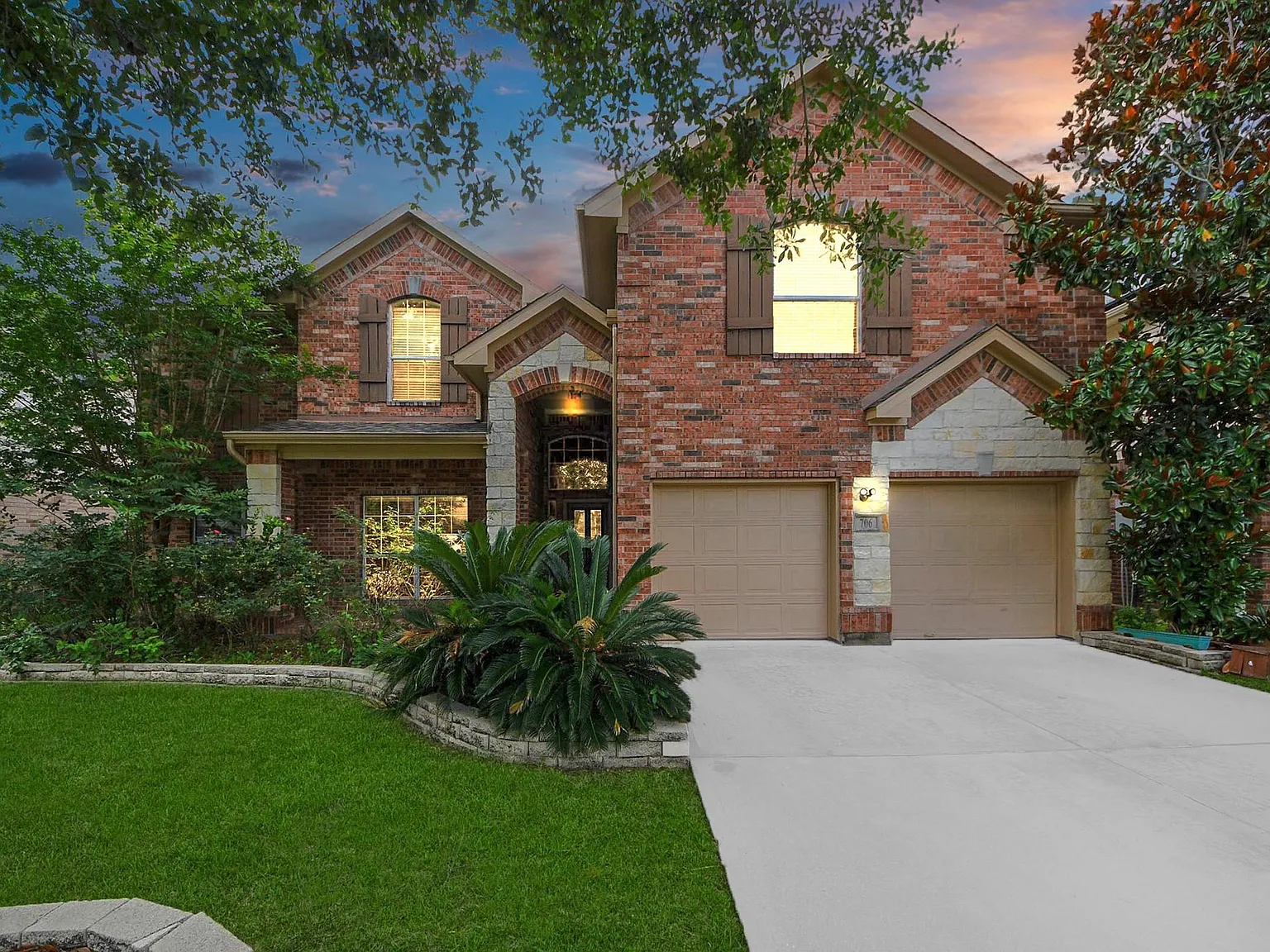 5 bed, 4.0 bath, 4356 sqft, $4,200 — Photo 2