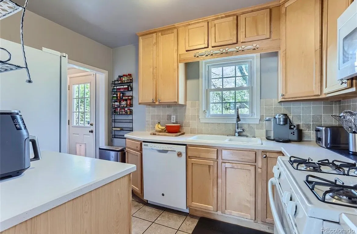 3 bed, 960 sqft, $3,000 — Photo 4