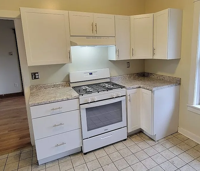 219 W 3rd St #2 — Photo 15
