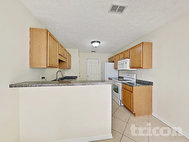 3013 Weybridge Dr — Photo 7