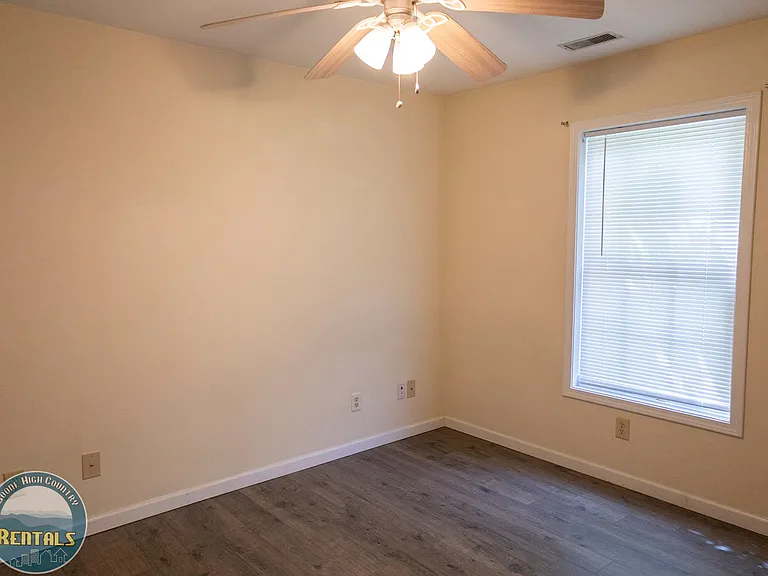 1555 W King St — Photo 5