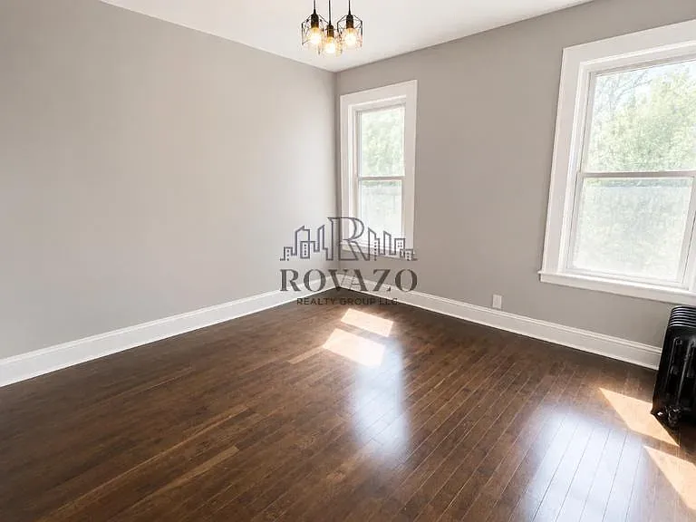 3 bed, 1.5 bath, 700 sqft, $2,050 — Photo 3
