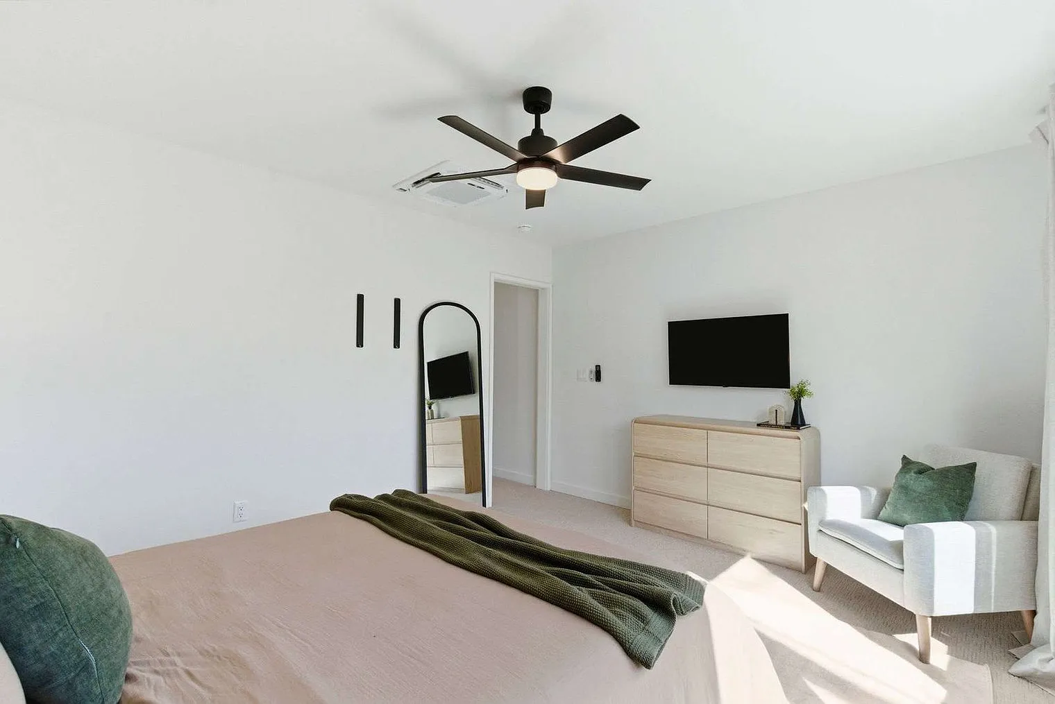 2 bed, 1.0 bath, $4,646 — Photo 4
