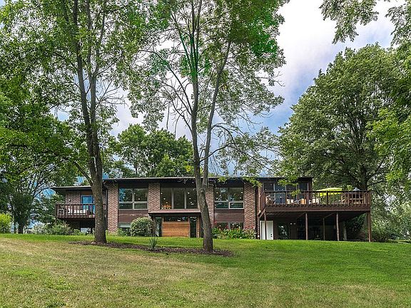 2nd image of 4113 Woodside Ct NE