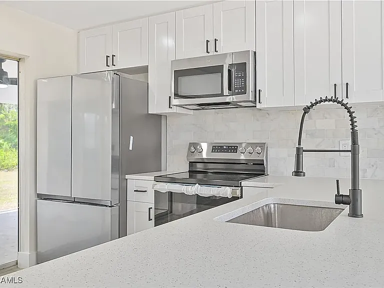1608 Henry Ave — Photo 12