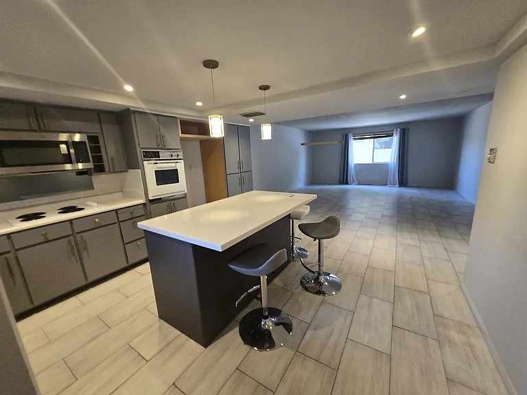306 W Maryland Ave #5 — Photo 2