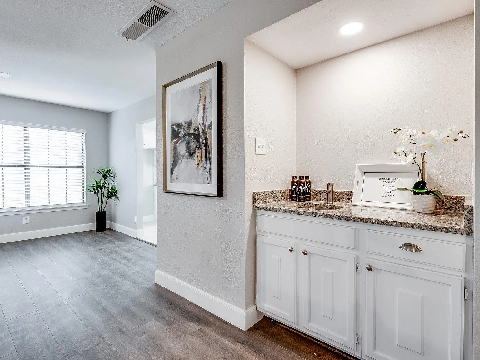 4 bed, 2336 sqft, $2,800 — Photo 4