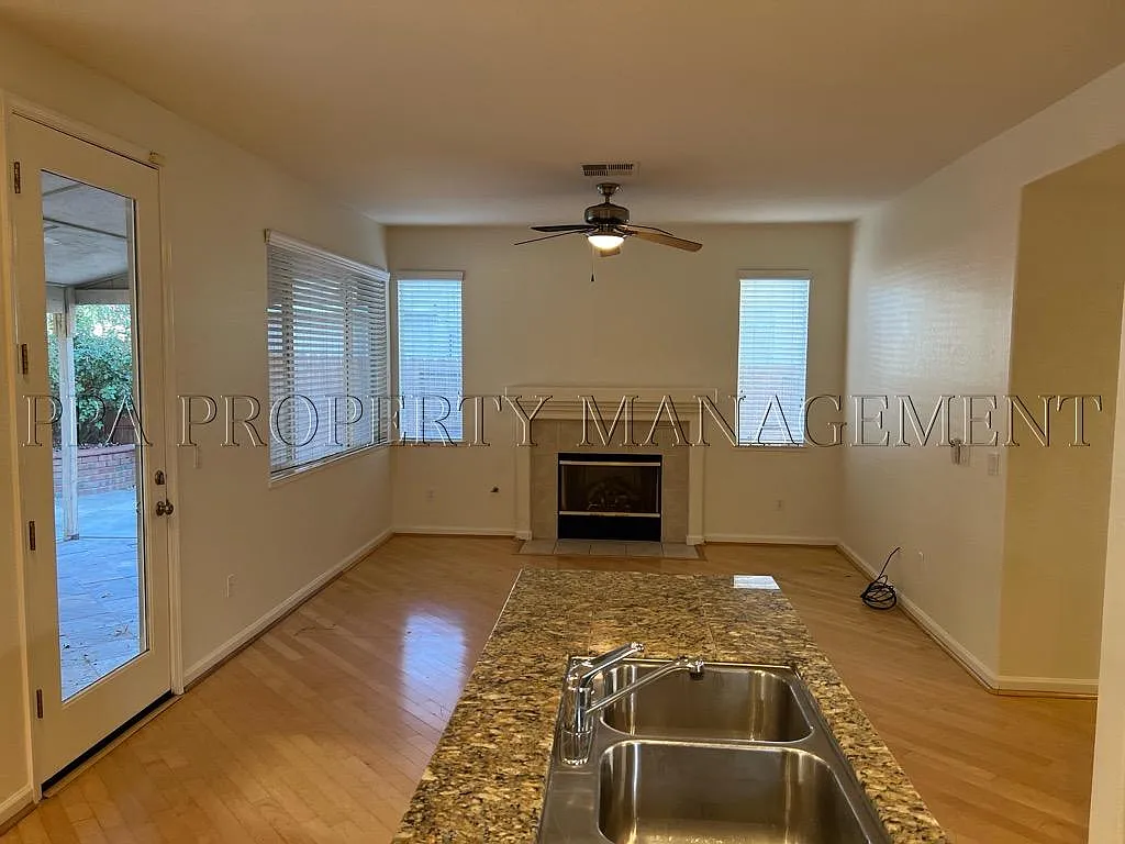 4 bed, 2316 sqft, $3,000 — Photo 3