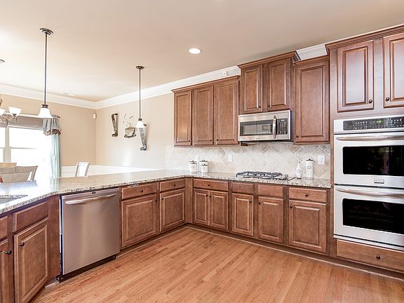 5th image of 1902 Laurel Hill Dr