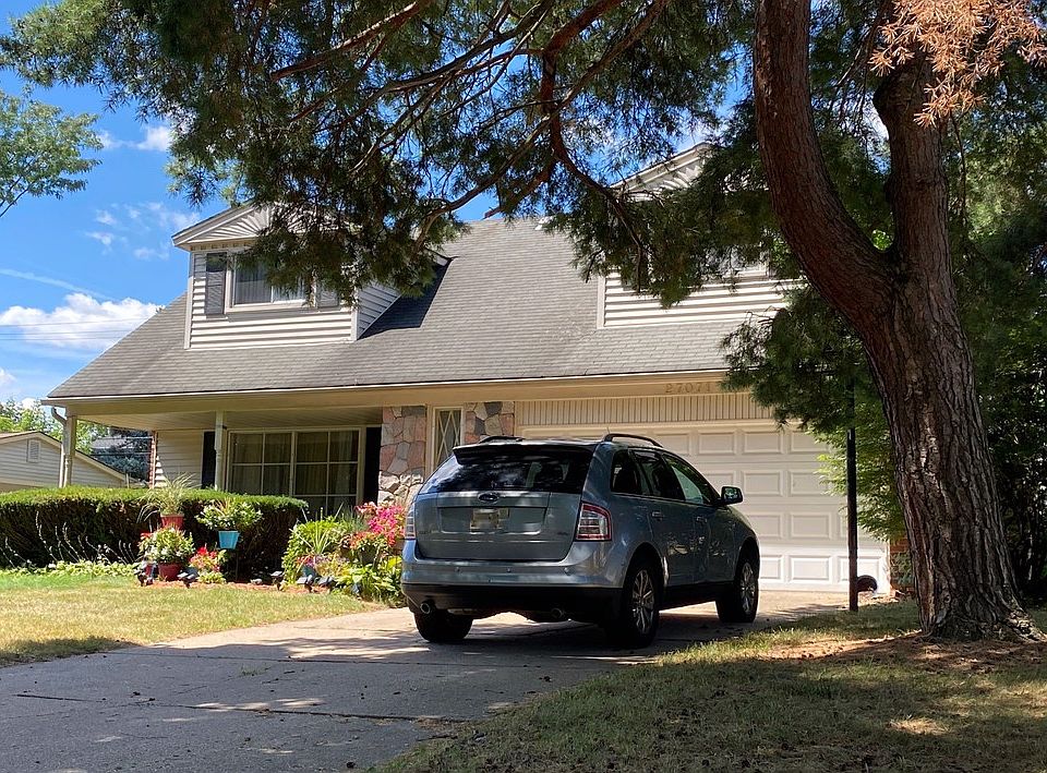 2nd image of 27071 Arlington Dr