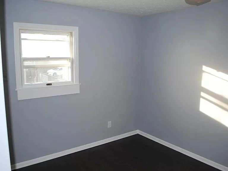 2669 Thorndale Ave — Photo 11