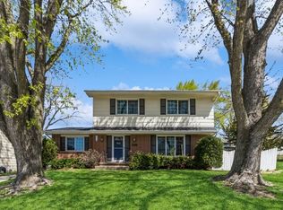 8957 Sunny Hill Dr, Clive, IA 50325