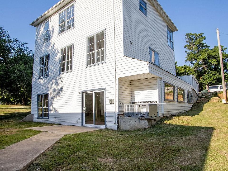 Basement unit entry with yard that is not fenced