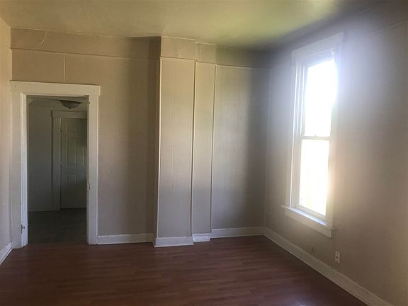 5th image of 900 S 5th St