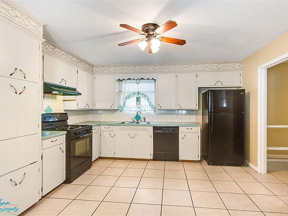 4th image of 203 Poinsettia St