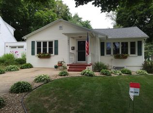 521 9th St, Baraboo, WI 53913