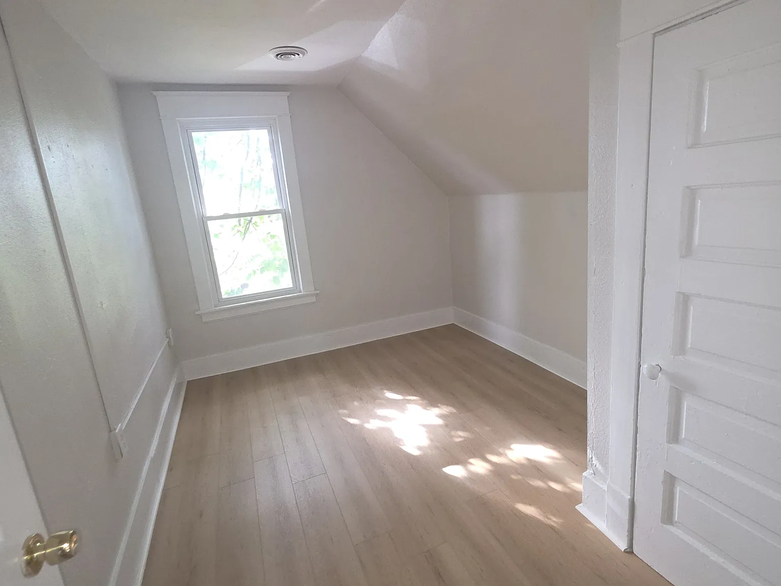 3 bed, 800 sqft, $1,300 — Photo 1