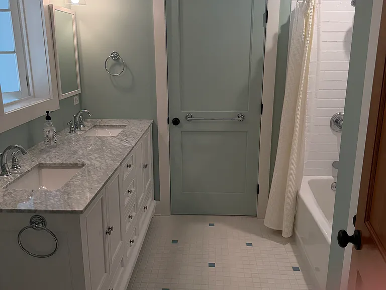 Second floor full bathroom