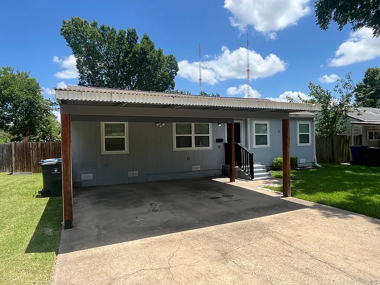2100 Camden Dr — Photo 2