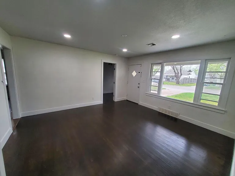 631 N Edwards Ave — Photo 9