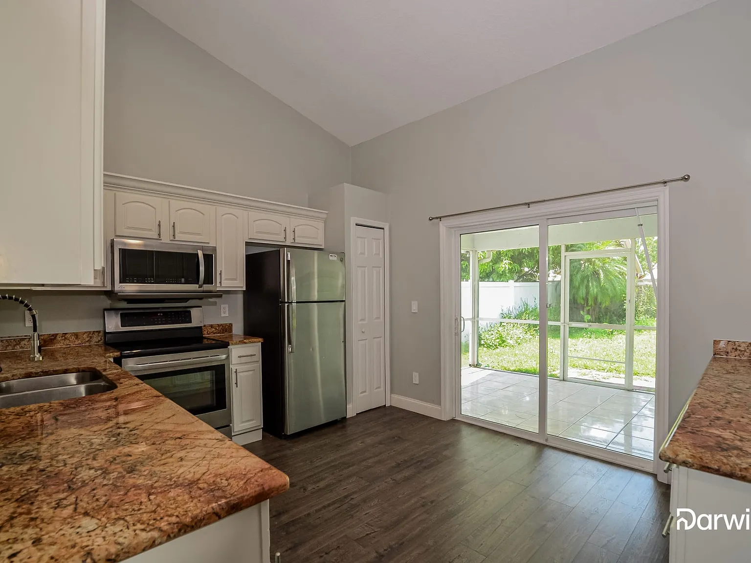 3 bed, 2.0 bath, 1310 sqft, $2,215 — Photo 4