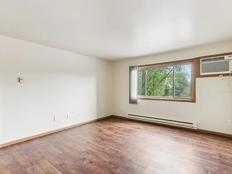 Woodfield Heights Apartments — Photo 21