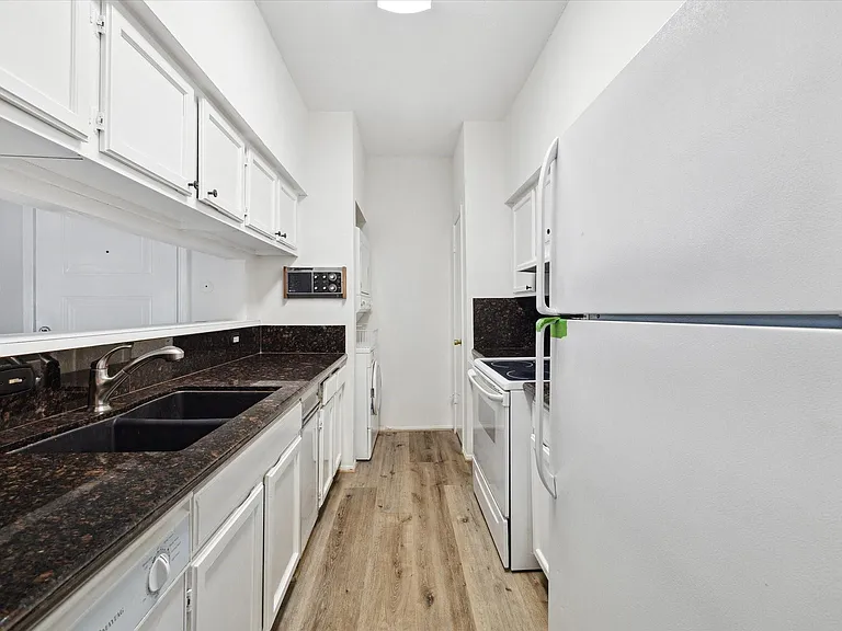 2425 Augusta Dr #7 — Photo 7