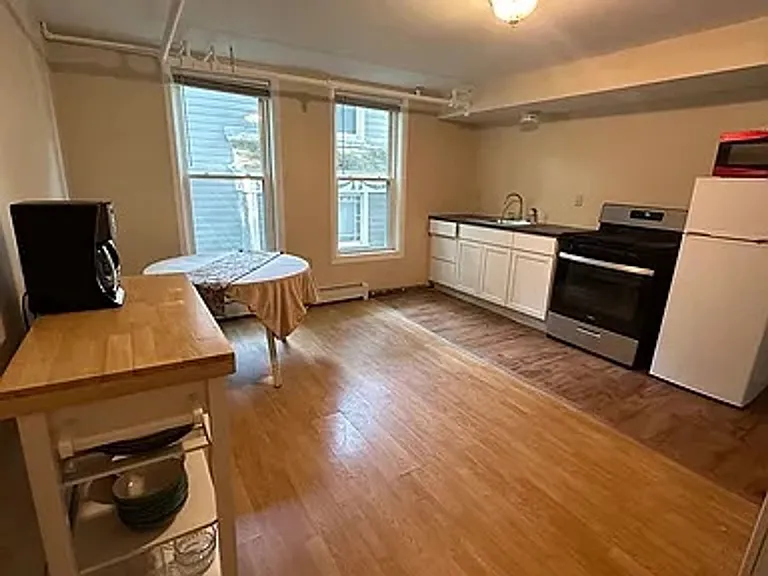 203 Pleasant St — Photo 10