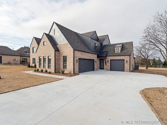 3rd image of 6322 N Wildwood Ln