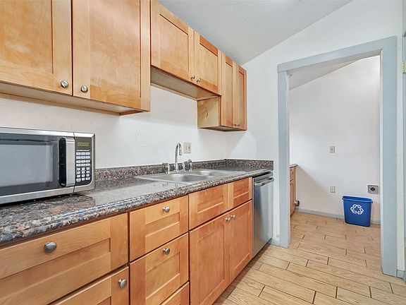5th image of 427 E Washington Avenue UNIT A & B