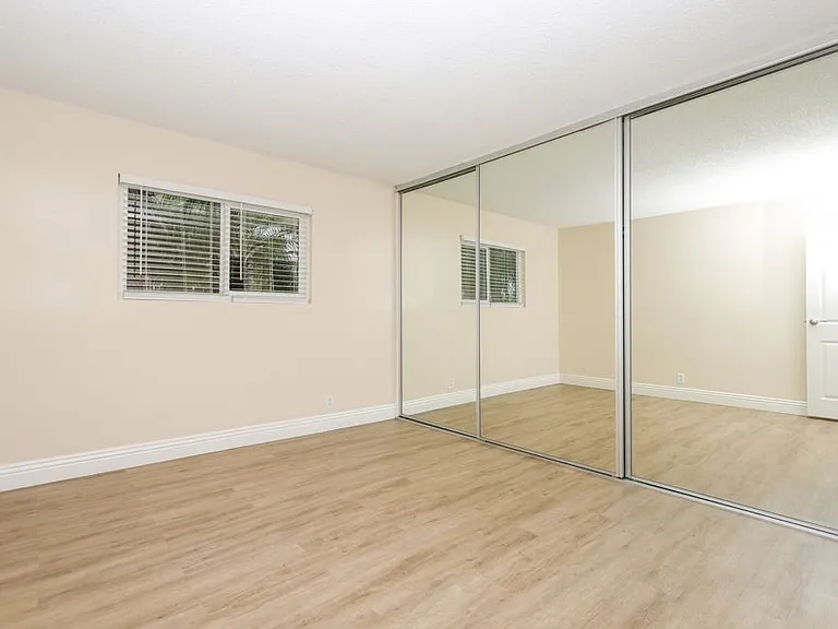 Oceanaire Villa Apartments — Photo 25