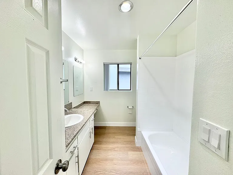 Benton Apartments — Photo 10