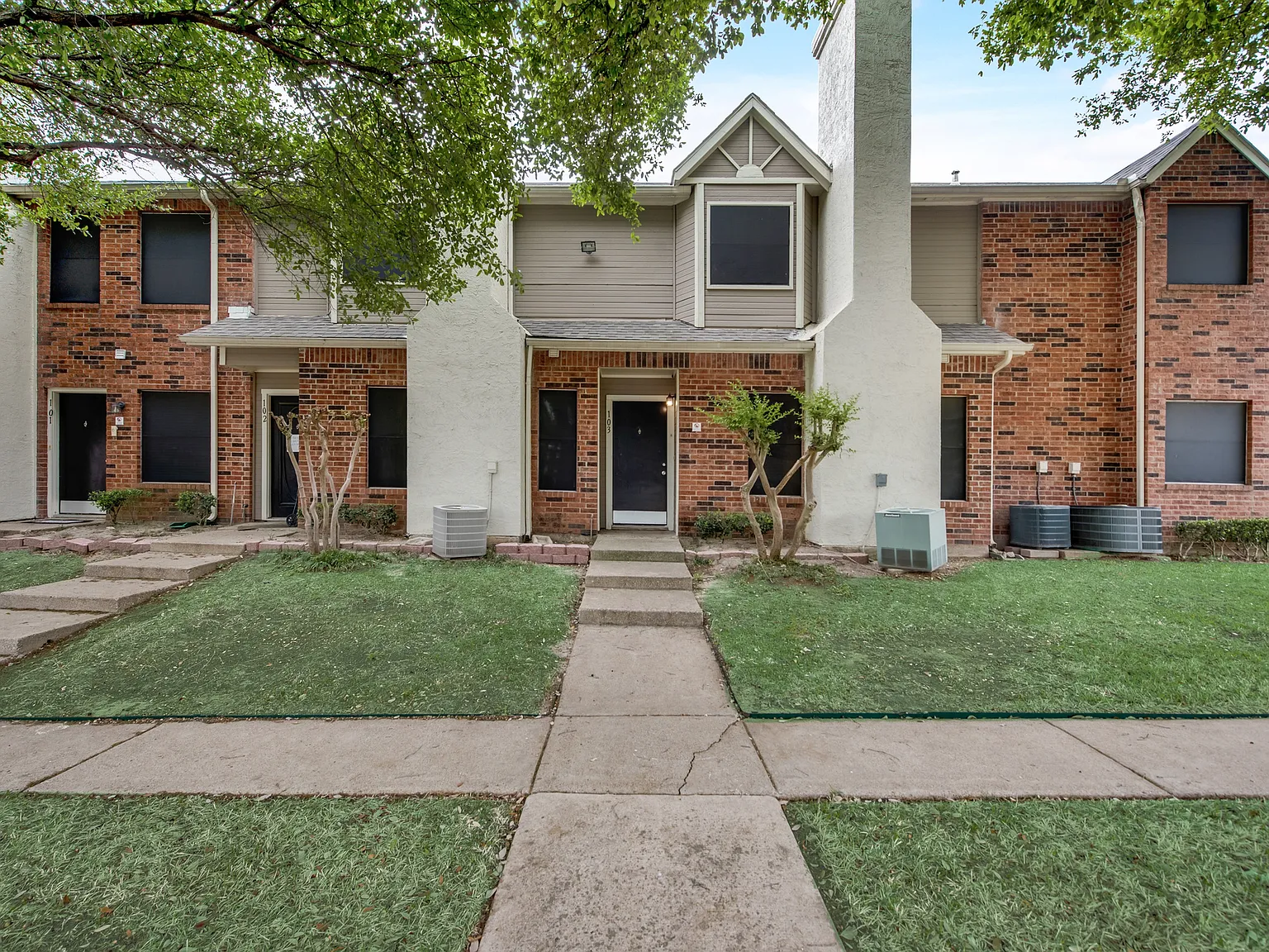 Evergreen Condominiums — Photo 2