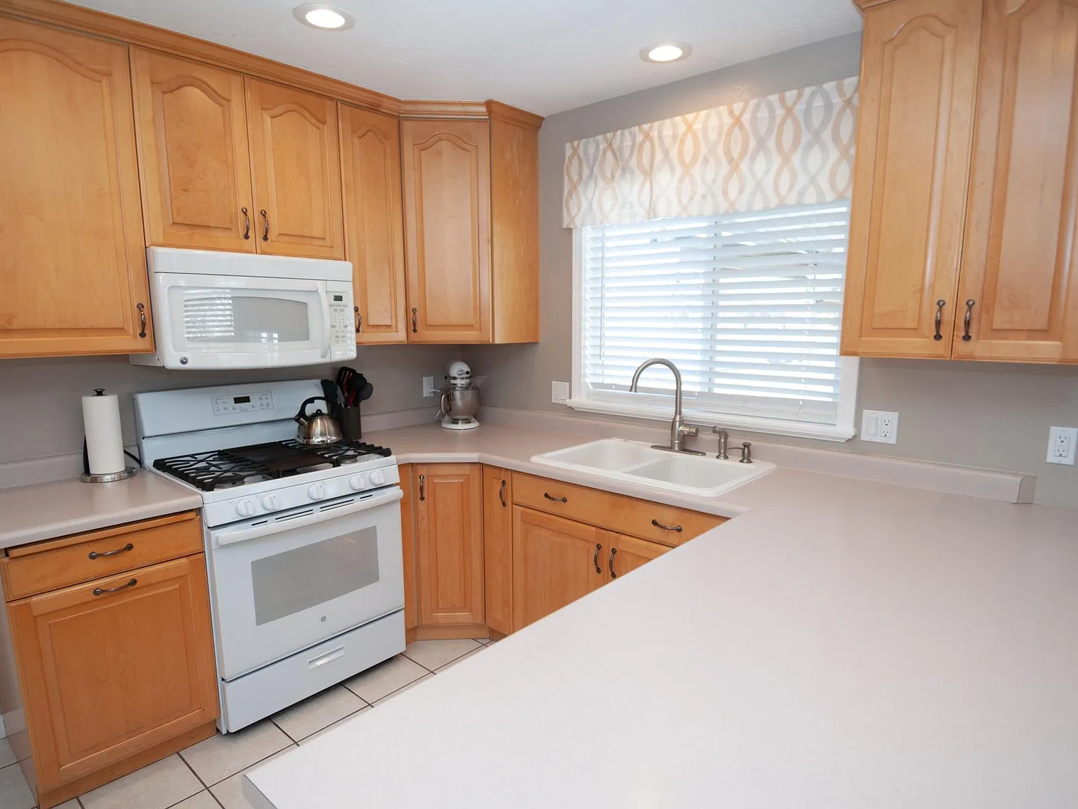 6 bed, 3.5 bath, 3450 sqft, $3,975 — Photo 4