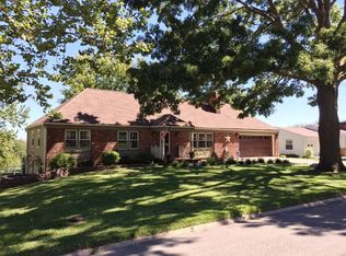 422 Town And Country Ln, Trenton, MO 64683