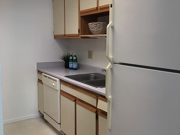5th image of 1025 Southwood Dr APT S